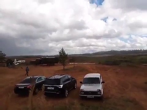 Un hélicoptère fait une grave erreur lorsqu'il tire près d'un cameraman !