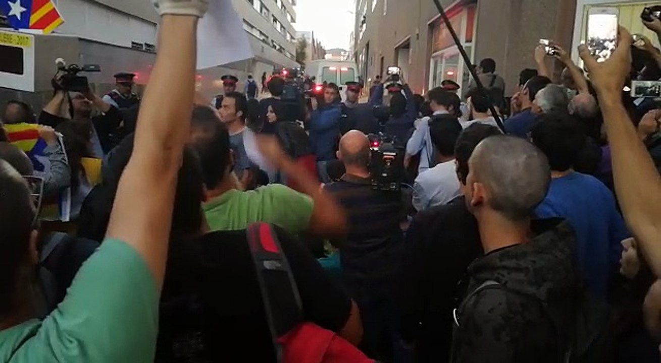 Els manifestants xiulen la furgoneta que ha segrestat material a Unipost de Terrassa