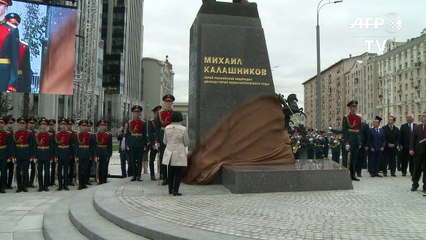 Moscú desvela estatua de Kalashnikov, inventor del AK-47
