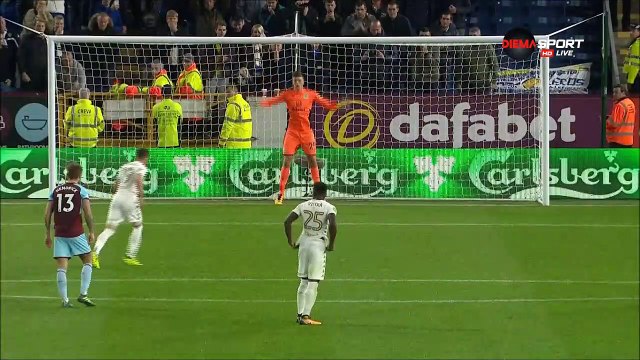 1-2 Pablo Hernández Penalty Goal England Football League Cup Round 3 - 19.09.2017 Burnley FC 1...