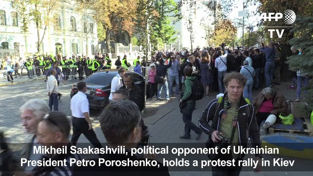 Mikheil Saakashvili talks to his supporters in Kiev