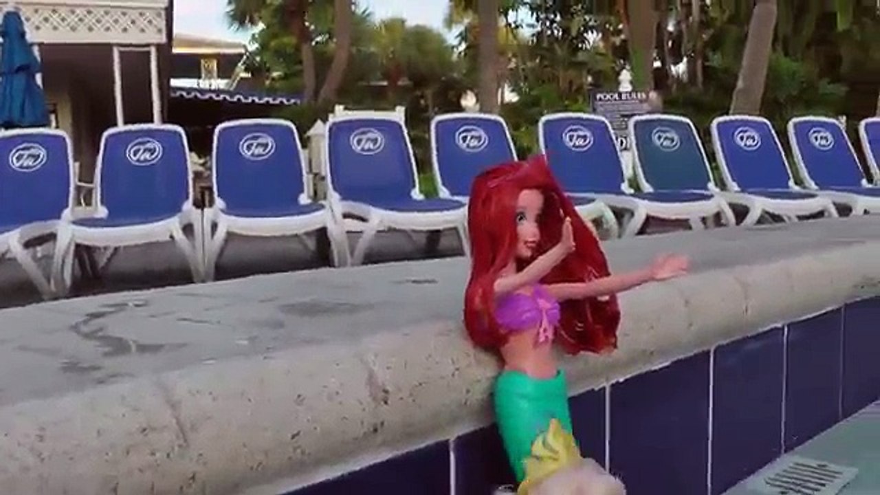 ARIEL shows ELSA & ANNA swimming tricks in the POOL