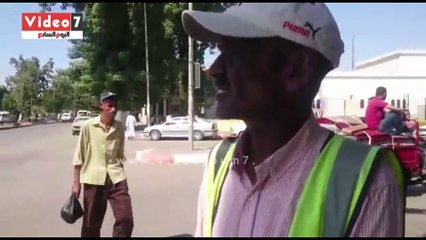"سبع صنايع والبخت ضايع"..عم عبد السلام 7 سنوات من تنظيم المرور بأسوان ببلاش