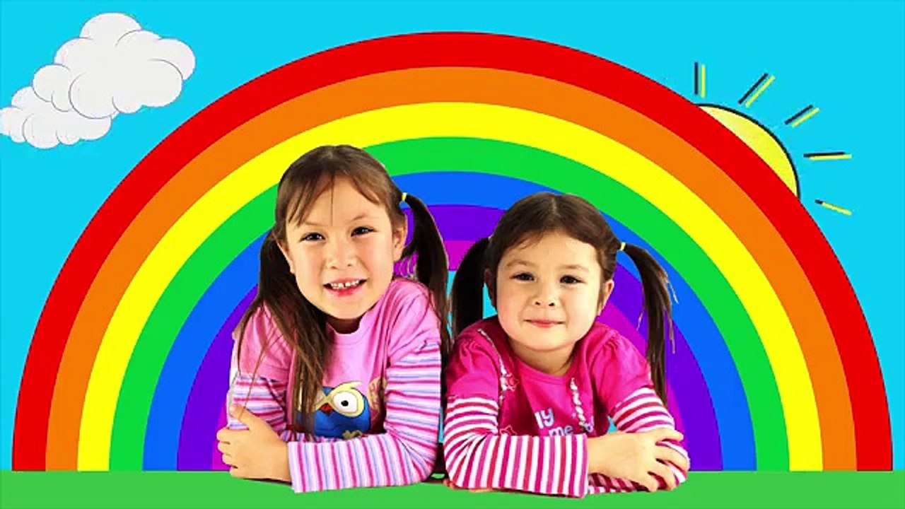 Tuvalet ve çoraplarla küvette gebe anne ile renk öğrenin