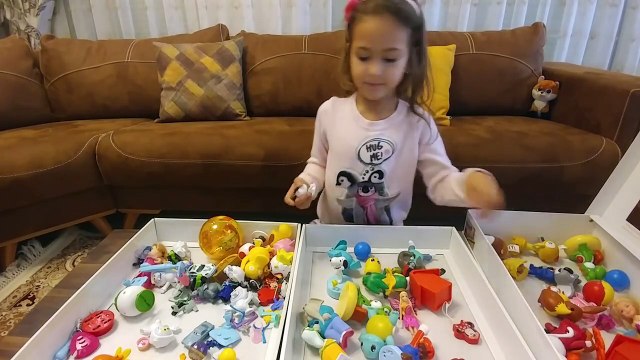 MC Donalds ve sürpriz yumurtalardan çıkan küçük oyuncakları ayırıyoruz , eğlenceli çocuk videosu