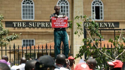 Kitartóan tüntetnek az államfő hívei Kenyában