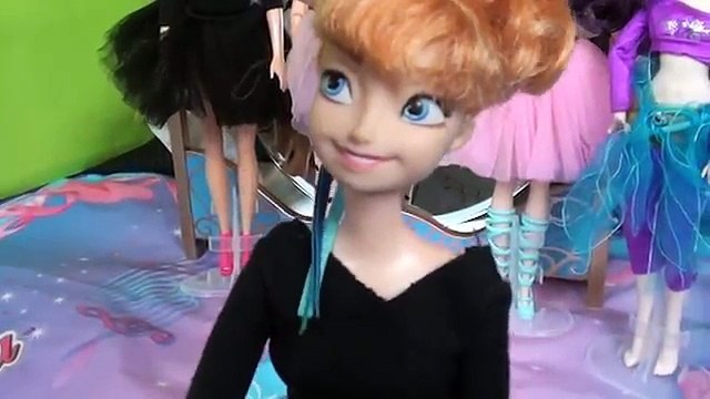 Anna and Elsa Dance Barbie Ballerina Ballet Class Dancing Dolls Frozen Elsa gets hurt Toys In Action