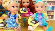 ELSA FROZEN la cuida el PRÍNCIPE Princesas Disney y Barbie Historias con muñecas