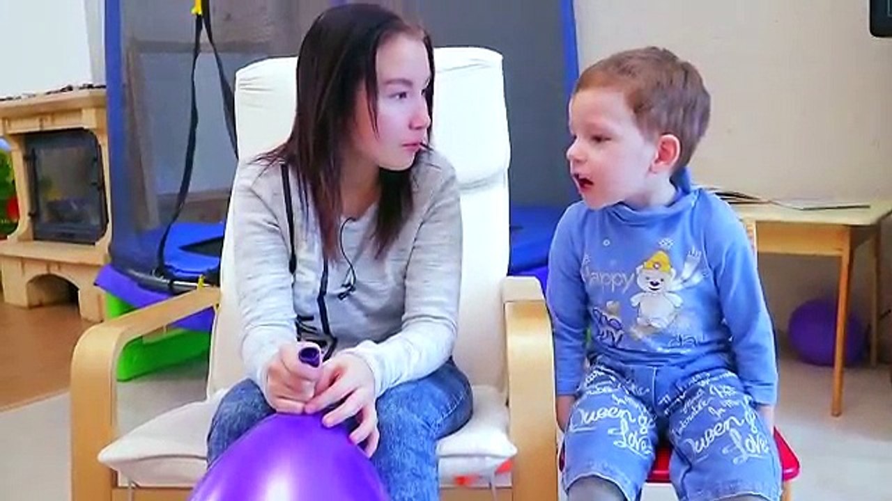 Bébé mal et une boule géante machine volante Prank mauvaise blague enfants