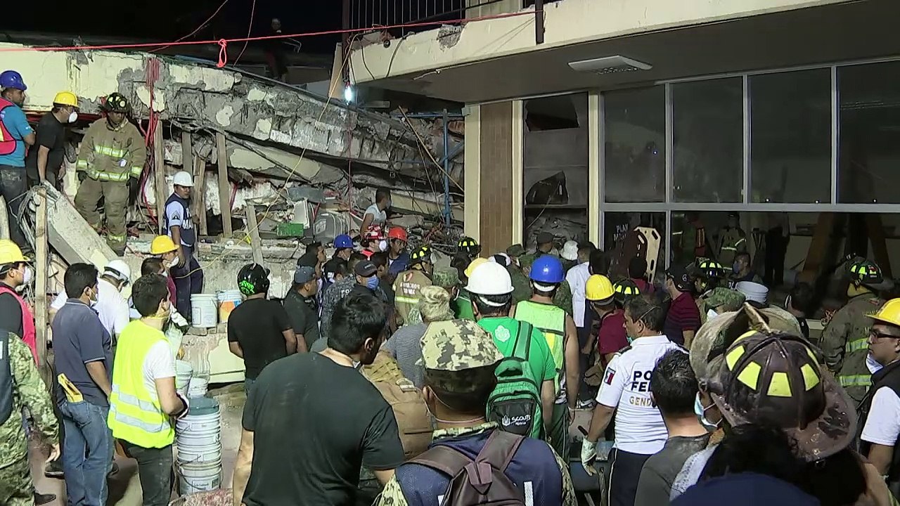 Muere una veintena de niños tras derrumbe de escuela en México