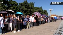 Miles de personas hacen colas para visitar el mausoleo de Mao Tse-Tung