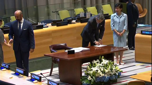 Países assinam tratado contra armas nucleares