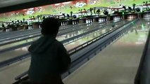 Enfant jouer Dans le enfants pour le bowling jeu de bowling de bowling pour la première fois