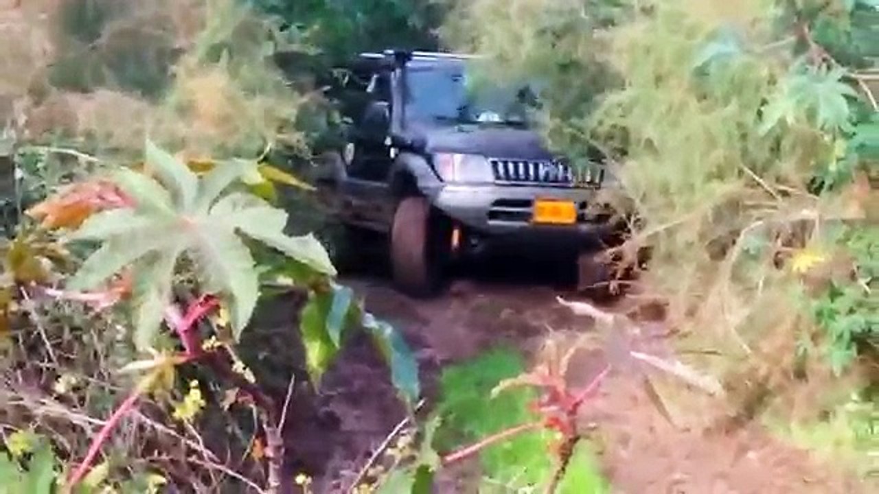 ► Mitsubishi Pajero vs Toyota Prado [Off-Road 4x4] #1