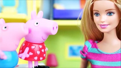 PIG GEORGE DA FAMILIA PEPPA PIG FICA ASSUSTADO COM O COCÔ DA BARBIE COM DOR DE BARRIGA! Em Portugues