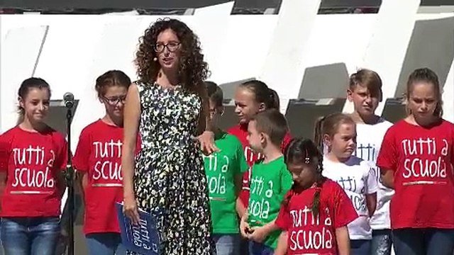 Checco Zalone agli studenti: ho studiato tanto per fare il cafone - il video messaggio