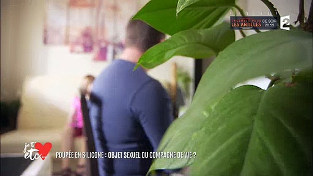 Après une rupture, un homme décide de vivre avec... des poupées en silicone ! Regardez