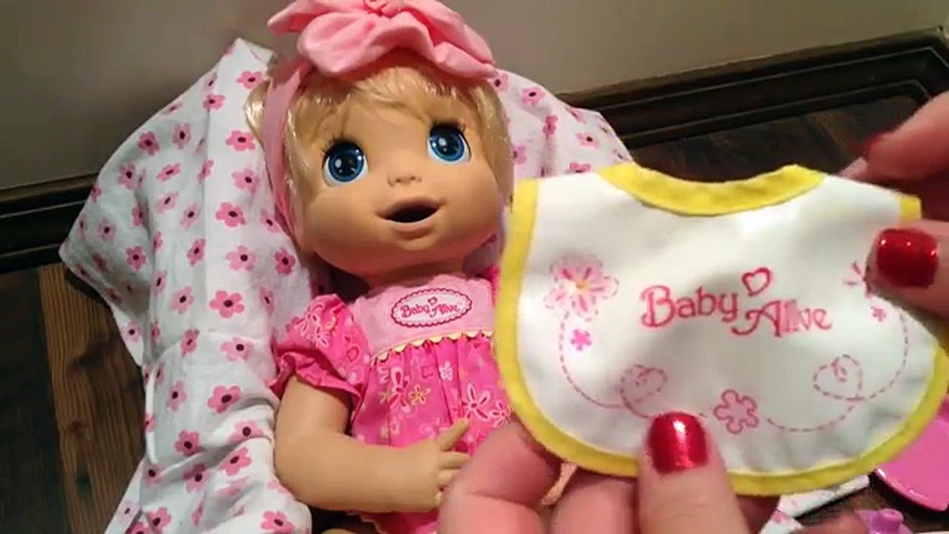 Feeding Baby Born lil Girl a banana 🍌 doll food packet feeding baby doll 