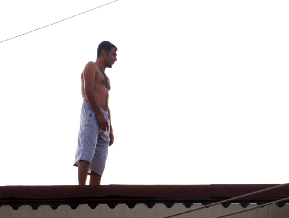 Cezaevi Firarisi Genç, Eve Gelen Polisleri Görünce Çatıya Çıktı