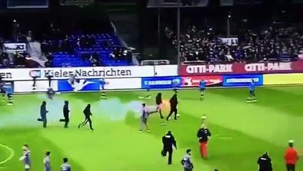 Vergüenza y horror en Alemania  ultras saltan al campo y se lían a golpes con los jugadores