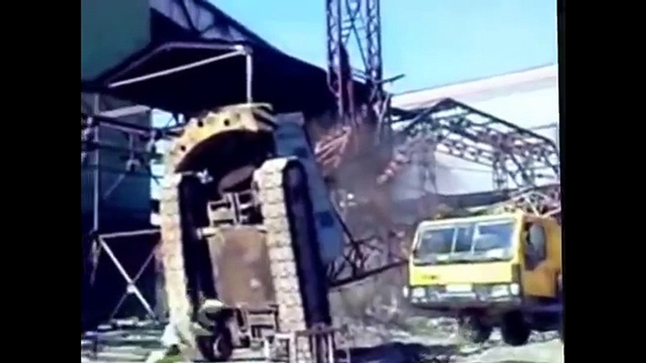 Amazing accidents fails videos of heavy constru...