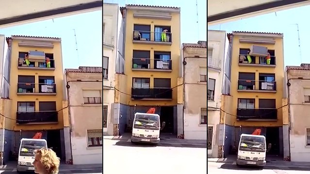 Régis et Régis déplacent un canapé :D