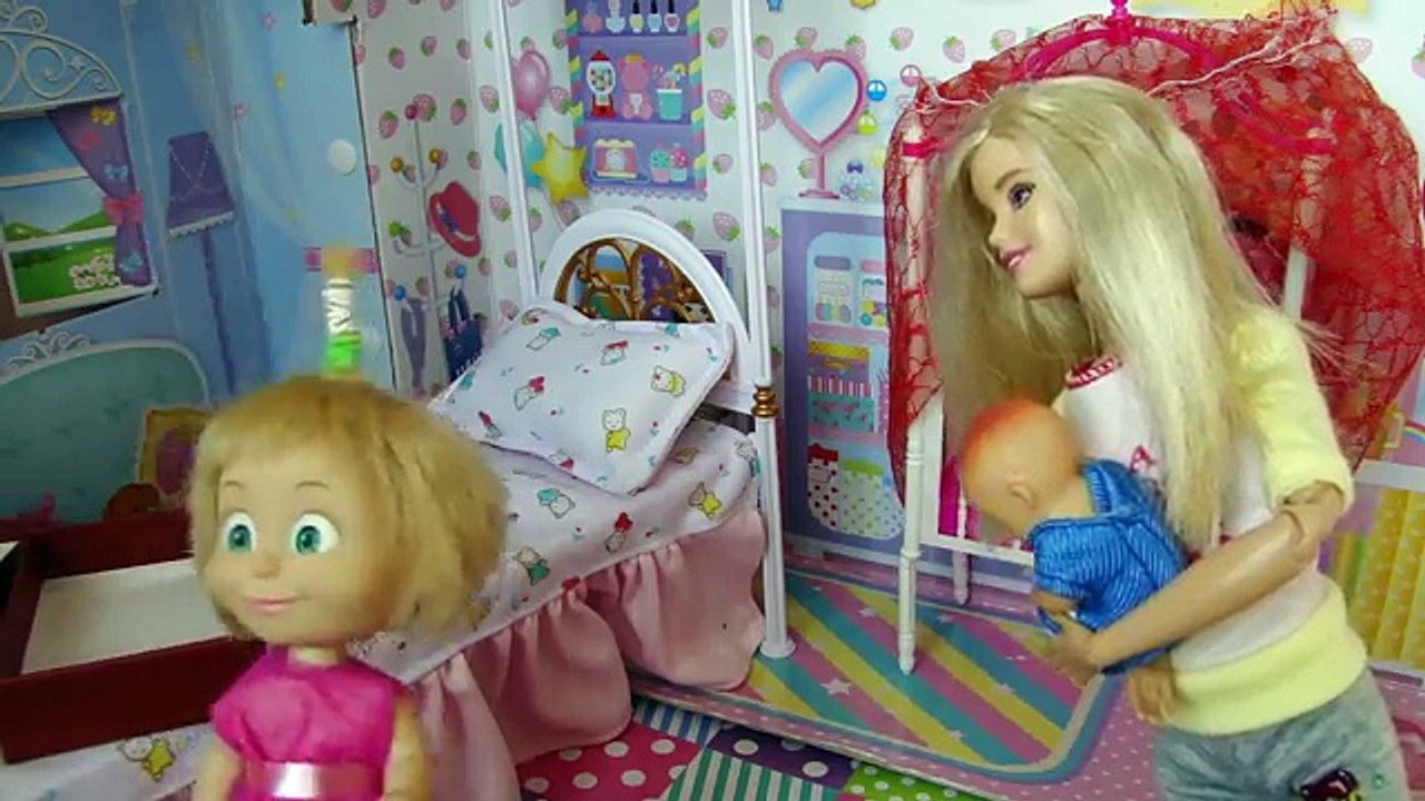 Dans le et Dasha nouveau bain maman baigne Barbi Masha ours