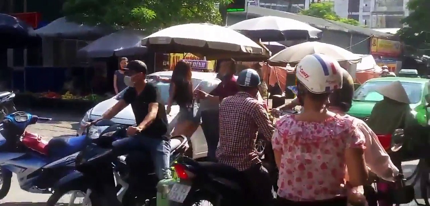 Chân dài xăm trổ và bạn trai đánh tài xế, phá taxi, bỏ trốn khi thấy CSGT Hà Nội
