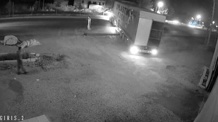 O Anlar Kamerada... Geri Manevra Yaparken Yolu Kapatan Tır Kazaya Neden Oldu: 2 Yaralı