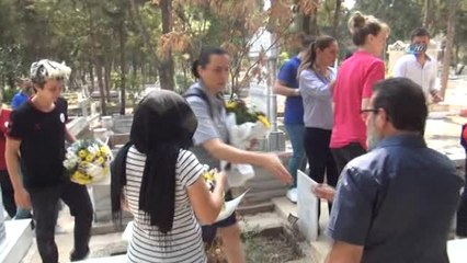 Kadın Basketbolcular Özgecan'ın Mezarını Ziyaret Etti