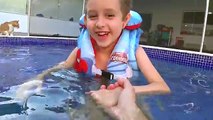 PAULINHO RESGATA BRINQUEDOS NA PISCINA COM COLETE DO HOMEM ARANHA PARA CRIANÇAS - Kids Pool Fun