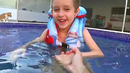 PAULINHO RESGATA BRINQUEDOS NA PISCINA COM COLETE DO HOMEM ARANHA PARA CRIANÇAS - Kids Pool Fun