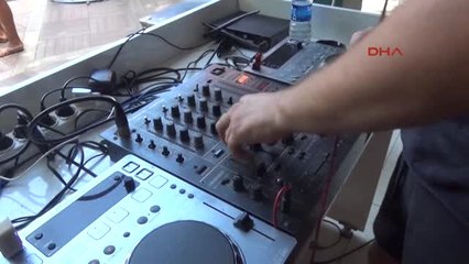 Antalya Turistler Köpük Partileriyle Serinliyor