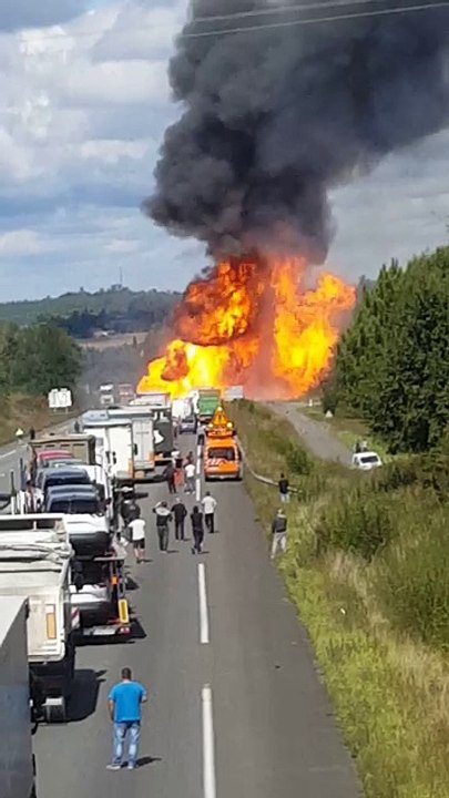 L'explosion spectaculaire d'un camion transportant des bouteilles de gaz sur la nationale 10