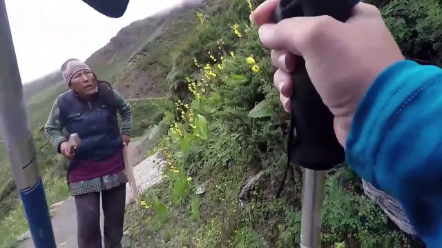 Nepal : Une femme folle course des touristes avec des armes