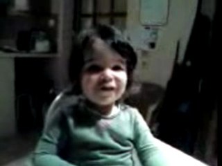 4 novembre 2007 - Elsa coquette remet ses cheveux en place