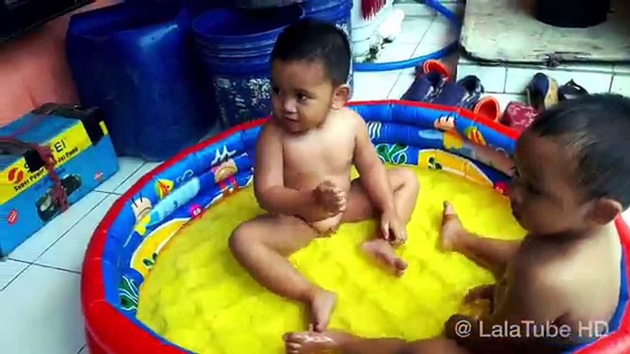 Main air di kolam renang kecil - mini swimming pool