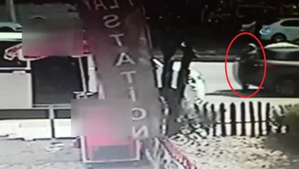 Geri Manevra Yapan Otomobil Kadına Çarptı