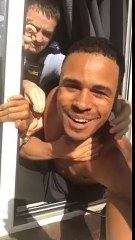 Un homme filme son arrestation en selfie