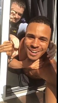 Un homme filme son arrestation en selfie