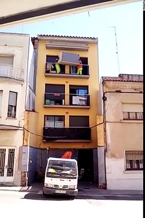 Régis et Régis déplacent un canapé