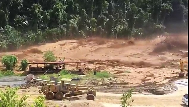 Une violente inondation suite à la rupture d'un barrage