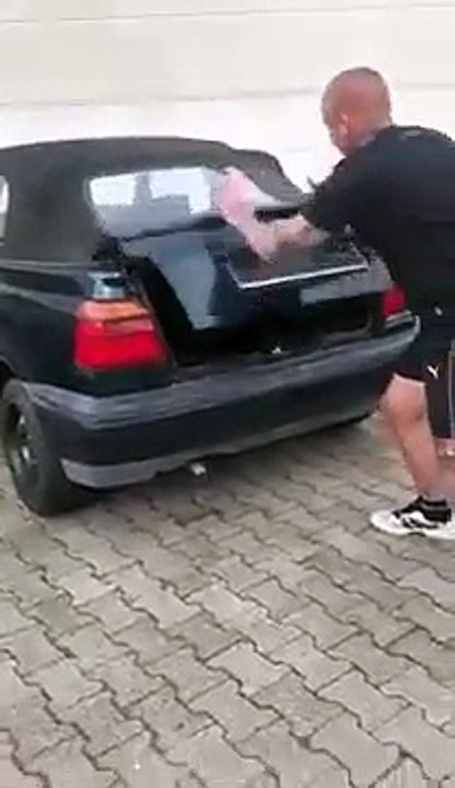 Ce débile allume un gros pétard dans le coffre de sa voiture... Mauvaise idée!