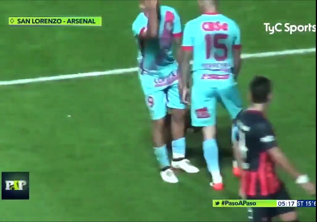 Un chien entre sur un terrain de foot et fait des dribles