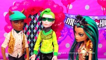 Juguetes de Monster High en español - Fiesta de bienvenida al instituto MH y muñeca Draculaura