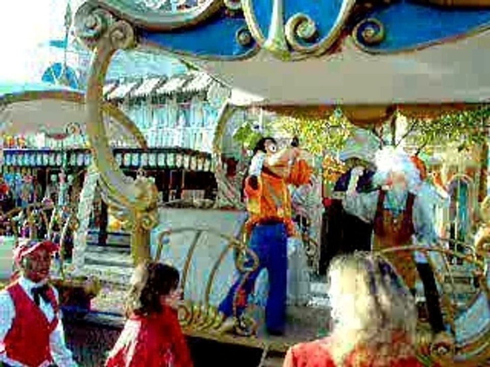 Disneyland paris : le train des personnages Disney