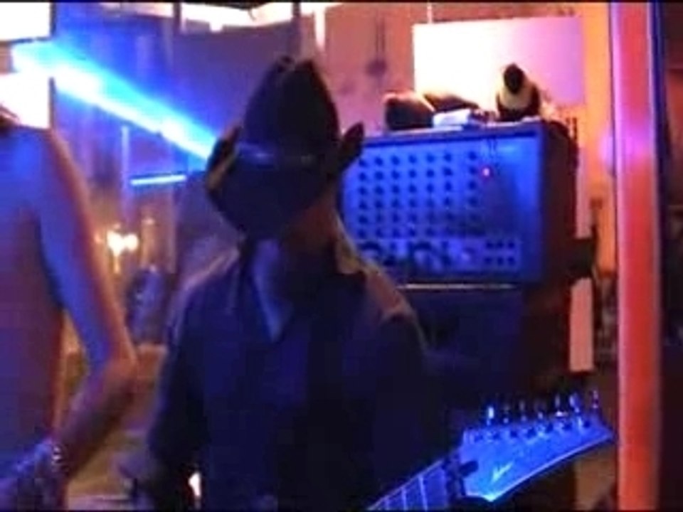 Manu Livertout & Kermheat "Paranoid"