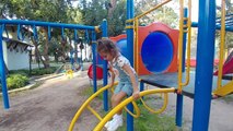 Parkta oyunlar ve trambolinde zıplama , eğlenceli çocuk videosu