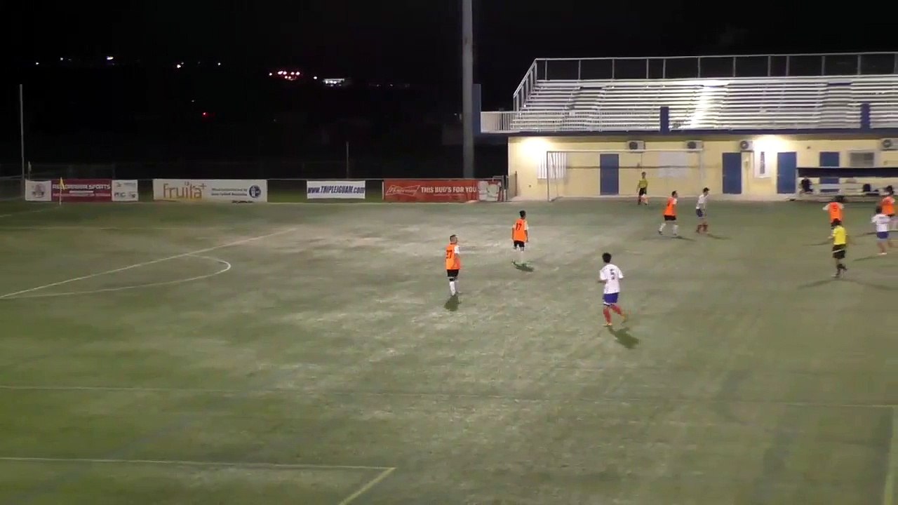 بالفيديو.. غباء حارس مرمى يكلف فريقه هدف