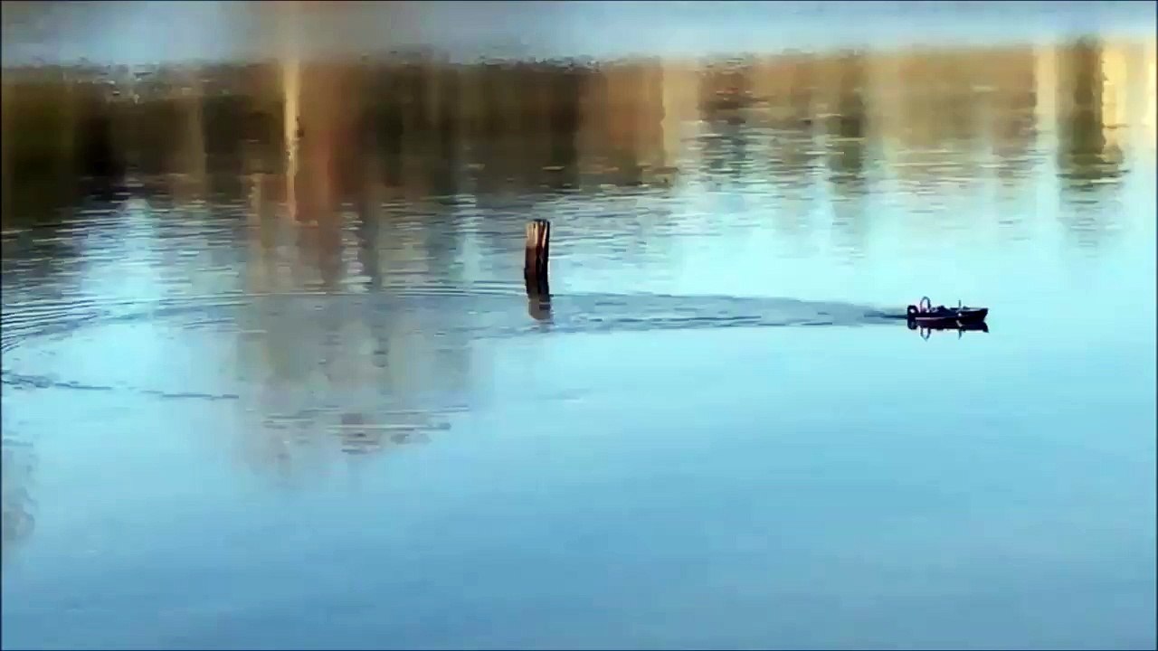 Ce pecheur a une nouvelle façon d'attraper du poisson. regardez un peu...